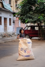 Dziewczyna-z-workiem-na-ulicy-w-Jaipur-Indie
