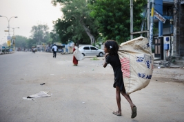 Dziewczyna-z-workiem-na-ulicy-w-Jaipur,-Indie