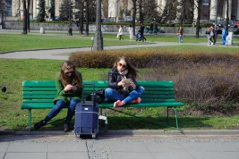 Dziewczyny-robia-selfie-przed-Palacem-Kultury-w-Warszawie