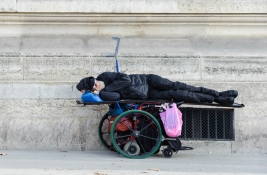 Bezdomny-spiacy-na-wozku-inwalidzkim-na-ulicy-Paryza