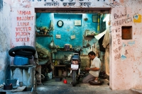 Mezczyzna-naprawiajacy-motocykl-Jaipur-Indie