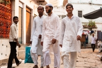 Trzej-Muzulmanie-na-ulicy-w-Waranasi-Indie