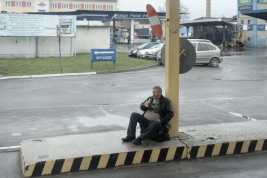 Pasazer-czekajacy-na-autobus-na-dworcu-autobusowym-w-Ostrowcu-Świetokrzyskim