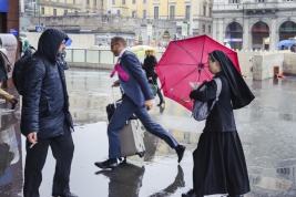 Ludzie-w-deszczu-przed-wejsciem-do-stacji-Termini-w-Rzymie