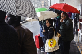 Ludzie-z-parasolkami-na-przejsciu-dla-pieszych-przy-stacji-Termini-w-Rzymie