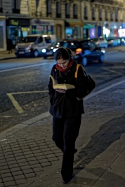 Czytanie-ksiazki-noca-na-ulicy-w-Paryzu