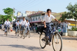 Powrot-ze-szkoly-na-rowerach-w-Khajuraho-Indie