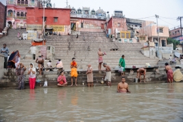 Rytualna-kapiel-w-rzece-Ganges-w-Varanasi-Indie