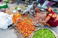 Mezczyzna-patrzy-na-kobiete-w-warzywniaku-na-ulicy-Jaipur-Indie
