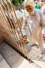 Sikh-przechodzacy-przez-bramke