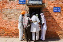 Sikhowie-przed-kasa-biletowa-w-Indiach