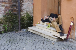 Śpiacy-mezczyzna-na-schodach-w-Rzymie