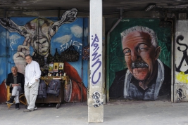 Stragan-i-graffiti-na-ulicy-przy-dworcu-Termini-w-Rzymie
