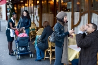Rozmawiajacy-ludzie-w-restauracji-na-rue-Saint-Benoit,-Paryz-