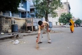 Mezczyzna-zamiatajacy-ulice-w-Jaipur-Indie