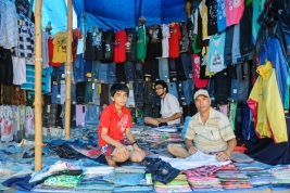 Stragan-z-tekstyliami-na-ulicy-w-Nepalu