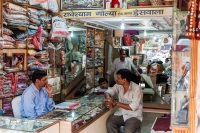 Mezczyzni-w-sklepie-tekstylnym-w-Jaipur-Indie