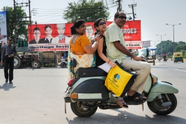 Trzy-osoby-na-skuterze-na-ulicy-w-Indiach