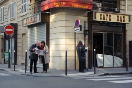 Turysci-z-mapami-zagubieni-w-Paryzu