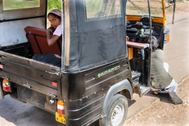 Naprawa-tuk-tuka-na-drodze-w-Indiach