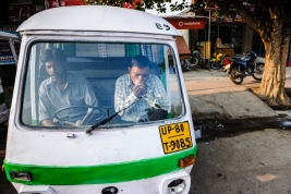 Dwaj-mezczyzni-w-tuktuku-na-ulicy-w-Indiach