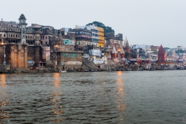 Brzeg-Gangesu-w-Varanasi-Indie