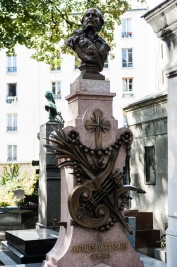 Grob-wielkiego-kompozytora-Jacques-Offenbacha-na-cmentarzu-Montemartre-w-Paryzu