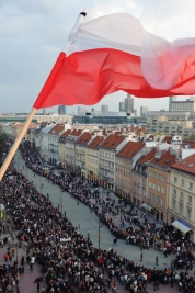 People-at-Krakowskie-Przedmiescie-in-Warsaw-in-anticipation-of-the-body-of-President-Lech-Kaczynski