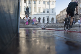Prowizoryczna-fontanna-na-Krakowskim-Przedmiesciu-w-Warszawie-w-czasie-czerwcowych-upalow-2019