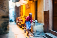 Stary-czlowiek-na-ulicy-w-Varanasi-Indie