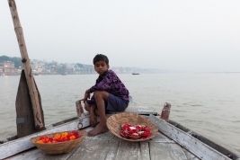 Chlopiec-na-lodzi-na-rzece-Ganges-w-Varanasi-Indie