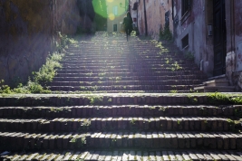 Ceglane-schody-na-Zatybrzu-w-Rzymie