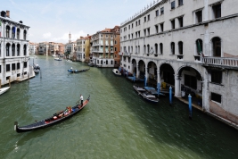 Kanal-i-gondole-w-Wenecji