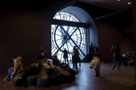 Zwiedzajacy-muzeum-Orsay-w-Paryzu