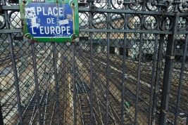 Tory-kolejowe-i-plot-na-place-de-lEurope-w-Paryzu