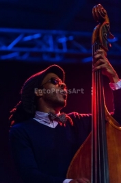 Joe-Sanders-gra-na-kontrabasie-podczas-koncertu-na-Warsaw-Summer-Jazz-Days-2014-Soho-Factory-2014