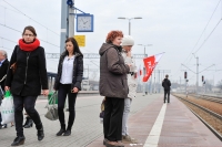 Kobiety-z-flagami-czekaja-na-peronie-podczas-Dnia-Niepodleglosci-Polski