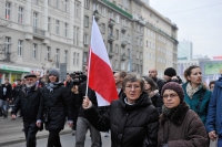 Kobiety-z-polska-flaga-podczas-manifestacji-nacjonalistow-z-okazji-Dnia-Niepodleglosci-Warszawa-2014