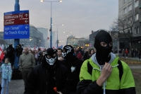 Manifestanci-w-maskach-podczas-Marszu-Niepodleglosci-Narodowcow-Dzien-Niepodleglosci-Warszawa-2014-