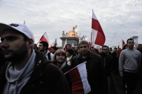 Manifestanci-podczas-Marszu-Narodowcow-z-okazji-Dnia-Niepodleglosci-Warszawa-2014