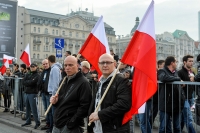Dwoch-mezczyzn-z-flagami-Polski-podczas-marszu-Narodowcow-z-okazji-Dnia-Niepodleglosci-Warszawa-2014