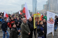 Manifestanci-z-flagami-religijnymi-podczas-marszu-Narodowcow-Dzien-Niepodleglosci-Warszawa-2014