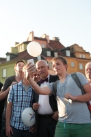 Mlodziez-i-Janusz-Korwin-Mikke-roba-selfie-podczas-manifestacji-Nowej-Prawicy-Warszawa-Plac-Zamkowy