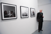 Polski-fotograf-Tadeusz-Rolke-podczas-wernisazu-wystawy-i-dekoracji-zlotym-medalem-Gloria-Artis-w-ga
