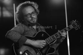 Sandro-Zerafa-gra-na-gitarze-podczas-Warsaw-Summer-Jazz-Days-2014-Soho-Factory-Warszawa