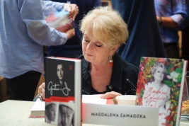 Magdalena-Zawadzka-podpisuje-ksiazki-podczas-Warszawskich-Targow-Ksiazki-20160522