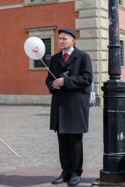 Demonstrant-z-balonem-na-Marszu-Świetosci-Zycia-w-Warszawie-20160424