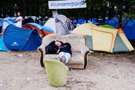 Chlopak-spiacy-na-sofie-przed-polem-namiotowym-na-25-festiwalu-PolandRock-Kostrzyn-20190801