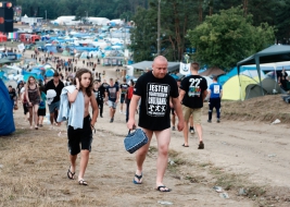 Ludzie-w-drodze-do-toalet-na-25-festiwalu-PolandRock-Kostrzyn-20190801