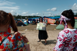 Kobieta-z-mapa-przed-polem-namiotowym-na-25-festiwalu-PolandRock-2019-Kostrzyn-20190801